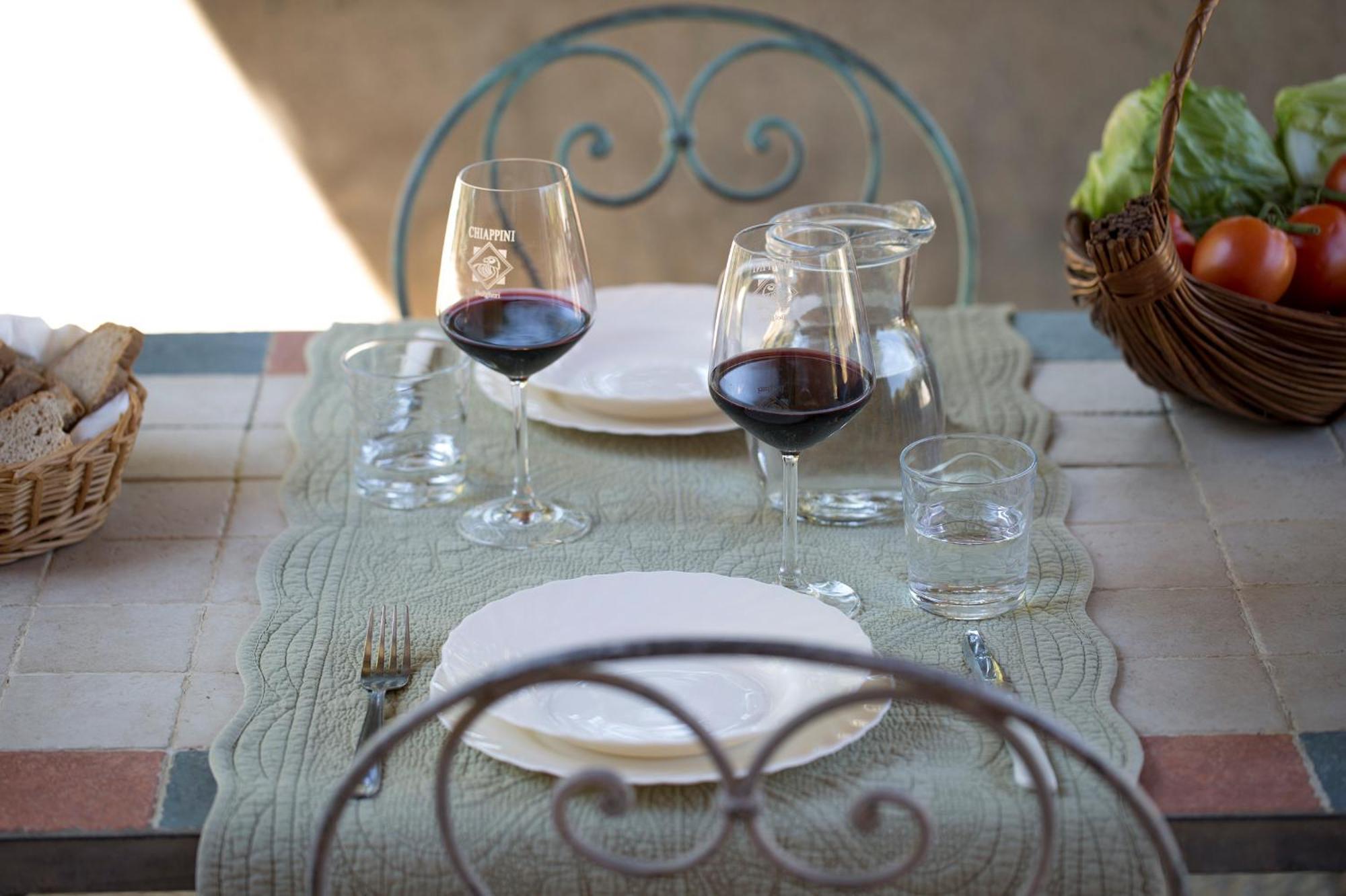 Agriturismo Tra Gli Ulivi, Chiappini Winery 볼게리 외부 사진